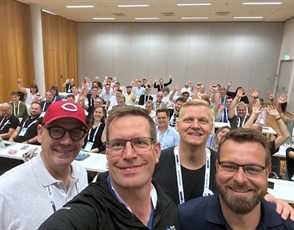 Vier Speaker mit ihrem Sessionpublikum auf der Infinity 365